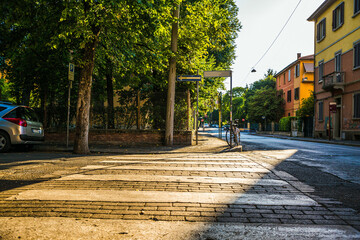 Zebrastreifen bei Sonnenuntergang in Bologna, Italien