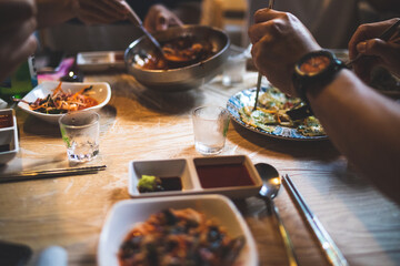 오랜 친구들과 달콤한 술 한잔 마시는 순간