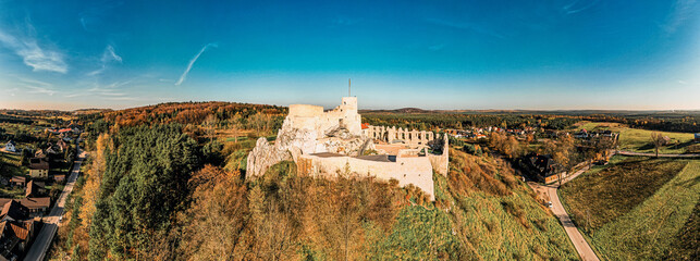 Ruiny zamku w Rabsztynie, Jura Krakowsko-Częstochowska na szlaku Orlich Gniazd w Polsce, panorama jesienią z lotu ptaka. © Franciszek