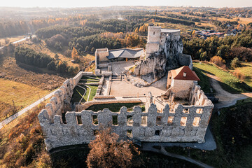 Ruiny zamku w Rabsztynie, Jura Krakowsko-Częstochowska na szlaku Orlich Gniazd w Polsce, panorama jesienią z lotu ptaka. © Franciszek