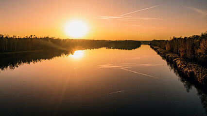 Fototapeta Zachód słońca nad Jeziorem Sosina na Śląsku w Polsce, panorama z lotu ptaka jesienią. obraz