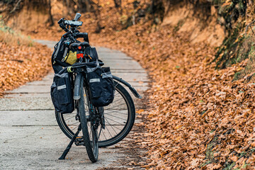 rowerem z sakwami w podróży jesienią, szlak rowerowy na Śląsku w Polsce  - obrazy, fototapety, plakaty