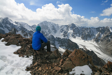 Fototapeta premium A tourist admires the mountains of Kyrgyzstan.