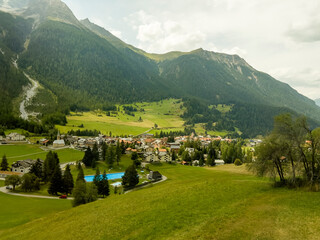 Al rijdend door het UNESCO-gebied met de Bernina Express. Zwitserland.
