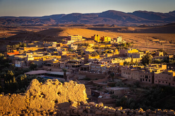 Obraz premium ait-ben-haddou, oasis, high atlas mountains, morocco, north africa, ait ben haddou, kasbah, adobe, sunset