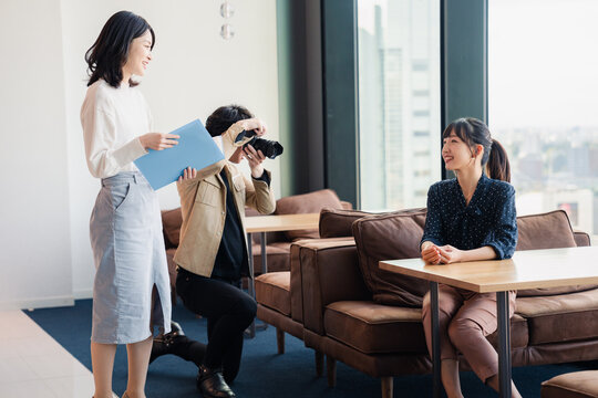 広告写真の撮影をするフォトグラファー