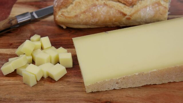 morceau de comt&eacute; sur une planche en bois