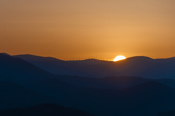 atardecer justo a molinos de viento