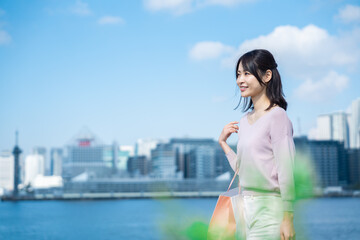 Fototapeta premium ショッピングをする若い女性