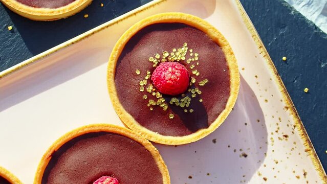 Schokoladentartelette mit Himbeeren