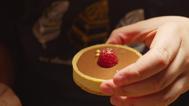 Schokoladentartelette wird dekoriert