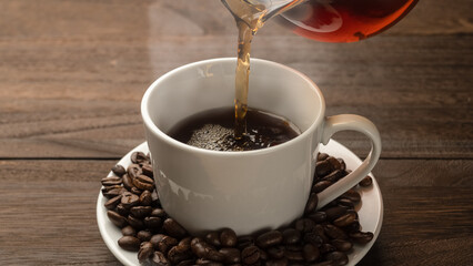 温かいコーヒーをカップに注ぐ