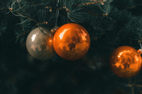 Nahaufnahme von Silber und Rote Weihnachtskugeln am Tannenbaum mit Spiegelung