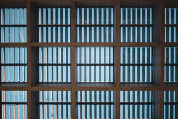 Moderne Fenster mit blauen Himmel, Fenster mit viereckigen Muster