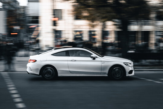 Mercedes-Benz w&auml;hrend der Fahrt in der Bewegung, verschwommen,