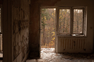 Fototapeta na wymiar old negelckted abandoned building inside 