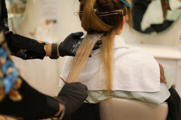 白髪ぼかしインナーカラーの魅力と最新トレンド|沖縄県宜野湾市のVIM hair 宜野湾店が提案する自然でおしゃれな白髪デザイン