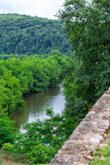 Fototapeta na wymiar Vue sur la rivière Vézère depuis le village troglodytique de La Madeleine dans le département de la Dordogne