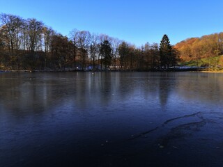 der zugefrorene Gondelteich in Neustadt/Harz