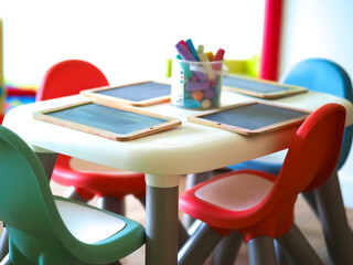 Table d'enfants avec jouets educatifs