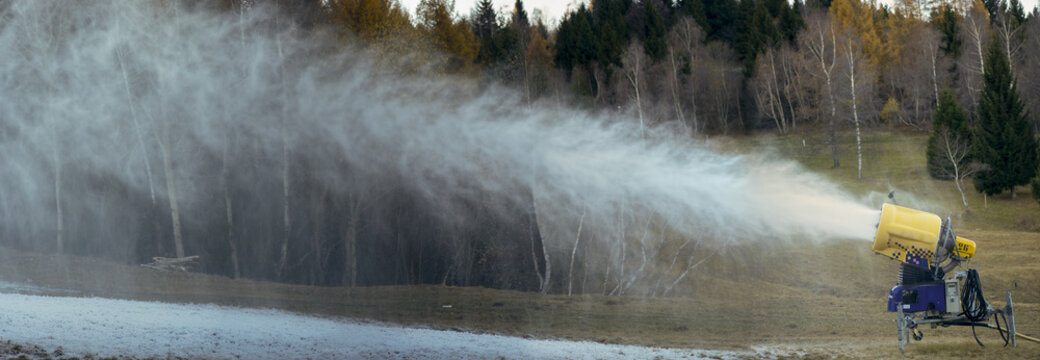 Innevamento artificiale sulle piste da sci