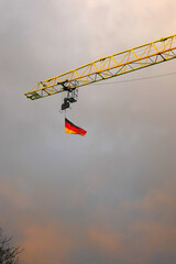 Deutschlandflagge an Baukran