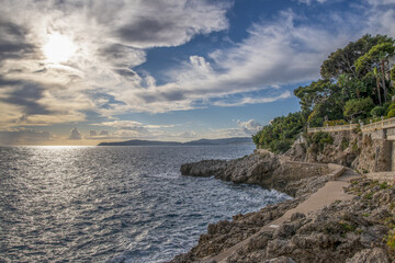 Fototapeta na wymiar Paysage en bord de mer juste avant le coucher de soleil sur la Côte d'Azur