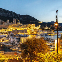 Lumières sur la ville et le port Hercules à Monaco à l'heure bleue
