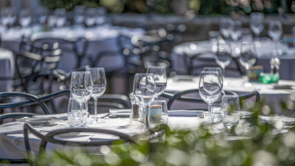 Tables d'un restaurant avec des nappes blanches en tissu et des verres en cristal à Monaco
