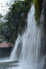 Fototapeta na wymiar Wasserfälle am Ufer des River Kwai, Katchanburi, Thailand