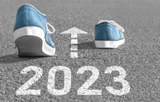 Den Weg ins Jahr 2023 gehen - Sneakers machen sich selbstständig auf die Reise