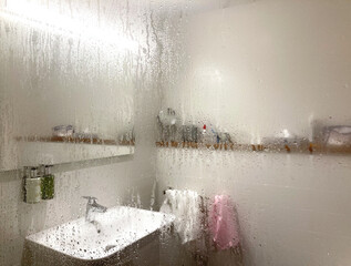 cuarto de baño con vaho visto a traves de la mampara de cristal con gotas de la ducha IMG_8665-as22 - obrazy, fototapety, plakaty