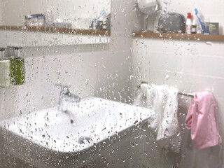 cuarto de baño con vaho visto a traves de la mampara de cristal con gotas de la ducha IMG_8669-as22