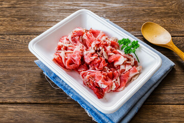 トレイに入った牛こま切れ肉