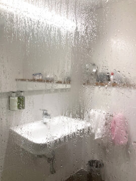cuarto de ba&ntilde;o con vaho visto a traves de la mampara de cristal con gotas de la ducha IMG_8667-as22