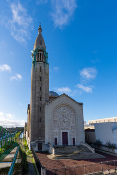 Vue ext&eacute;rieure de l'&eacute;glise catholique du Sacr&eacute;-C&oelig;ur de Gentilly, France, situ&eacute;e &agrave; proximit&eacute; du boulevard p&eacute;riph&eacute;rique et de la cit&eacute; internationale universitaire de Paris