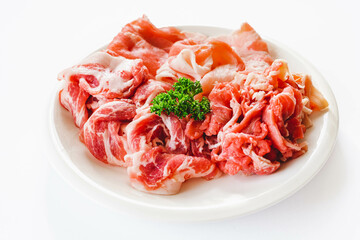 白い背景の皿に盛った豚・牛肉