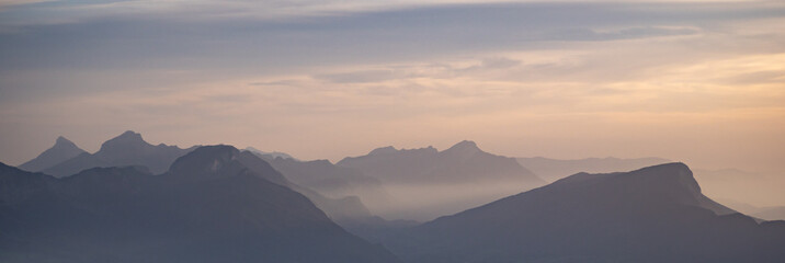 Brume sur montagne