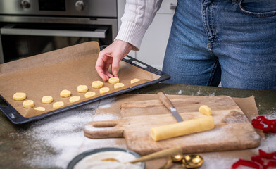 Weihnachten Plätzchen backen, Weihnachtsbäckerei, Teig verarbeiten am Küchentisch, Kekse für Weihnachten und Advent