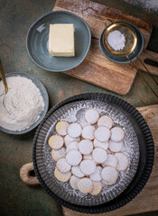 Weihnachten Plätzchen backen, Weihnachtsbäckerei, Mock Up, Stilleben, fertige Kekse für das Weihnachtsfest und Advent