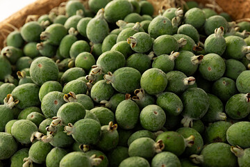 Venta de feijoas en puesto del mercado.