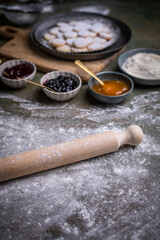 Weihnachten Plätzchen backen, Weihnachtsbäckerei, Mock Up, Stilleben, fertige Kekse für das Weihnachtsfest und Advent