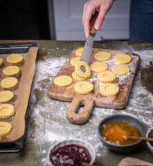 Weihnachten Plätzchen backen, Weihnachtsbäckerei, frische Plätzchen ausstechen und zubereiten