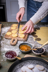 Weihnachten Plätzchen backen, Weihnachtsbäckerei, frische Plätzchen ausstechen und zubereiten