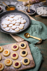 Weihnachten Plätzchen backen, Weihnachtsbäckerei, Mock Up, Stilleben, fertige Kekse für das Weihnachtsfest und Advent