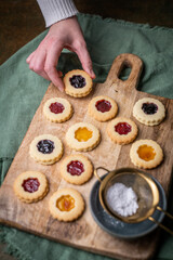 Weihnachten Plätzchen backen, Weihnachtsbäckerei, Mock Up, Stilleben, fertige Kekse für das Weihnachtsfest und Advent