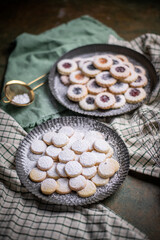 Weihnachten Plätzchen backen, Weihnachtsbäckerei, Mock Up, Stilleben, fertige Kekse für das Weihnachtsfest und Advent