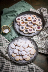 Weihnachten Plätzchen backen, Weihnachtsbäckerei, Mock Up, Stilleben, fertige Kekse für das Weihnachtsfest und Advent