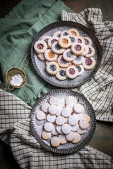 Weihnachten Plätzchen backen, Weihnachtsbäckerei, Mock Up, Stilleben, fertige Kekse für das Weihnachtsfest und Advent