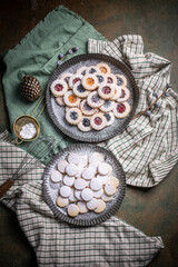 Weihnachten Plätzchen backen, Weihnachtsbäckerei, Mock Up, Stilleben, fertige Kekse für das Weihnachtsfest und Advent